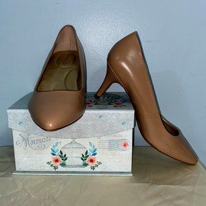 BANDOLINO nude pointy toe leather pumps, Size 7.5M